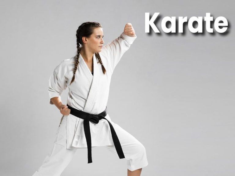 Aïkido Pratique de l'aïkido avec un homme et une femme en tenue traditionnelle.